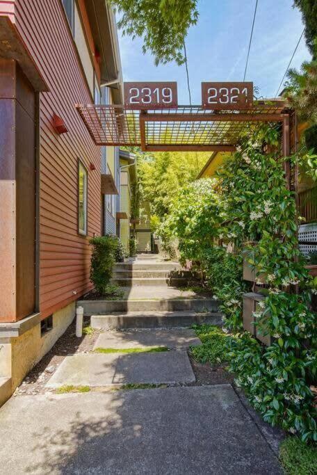 #stayinmydistrict Buckman Open Loft-style Townhome Holiday home Portland