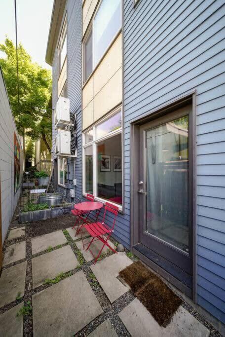 #stayinmydistrict Buckman Open Loft-style Townhome Holiday home