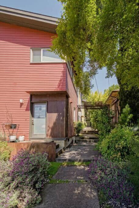#stayinmydistrict Buckman Open Loft-style Townhome Holiday home *